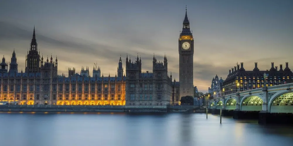 Big Ben und Westminster bei Dämmerung