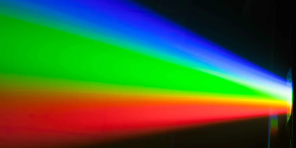 Farbige Lichtstrahlen als kreativer fotografischer Hintergrund